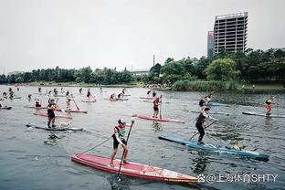 两人加起来七十岁了！哈登和威少赛前在板凳席“空气干杯”